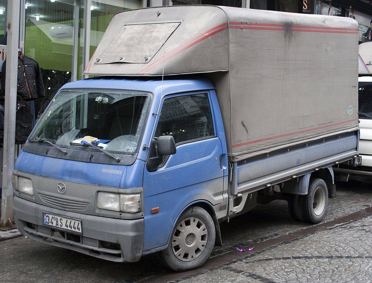 Mavi renkli kapalı kasa nakliyat kamyoneti